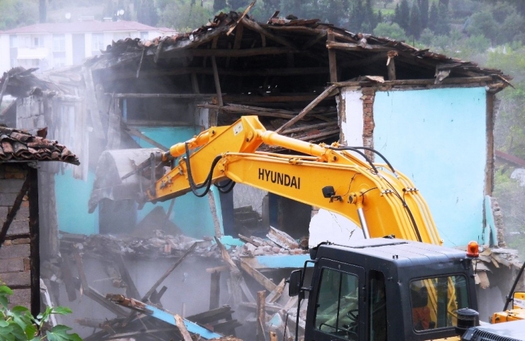 İzmit’te 47 Kaçak Yapıya Yıkım Kararı