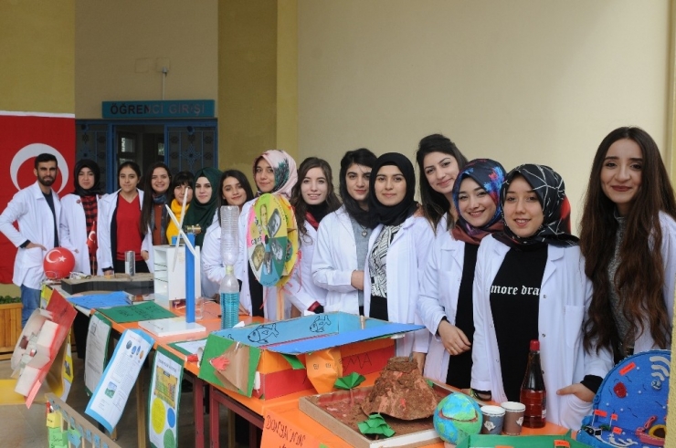 Üniversite Öğrencilerinden “Bilim Ve Fizik Gösteri Deneyleri” Sergisi