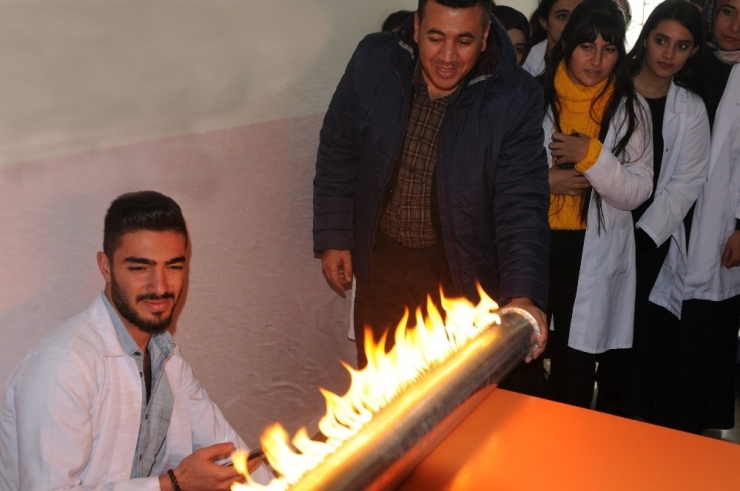 Üniversite Öğrencilerinden “Bilim Ve Fizik Gösteri Deneyleri” Sergisi