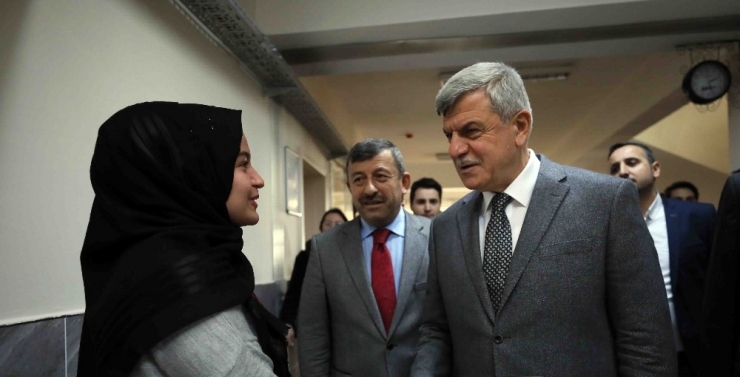 Başkan Karaosmanoğlu, “Eğitime Katkımız Artarak Devam Edecek”
