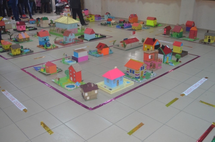 Minikler Hayallerindeki Evlerin Maketini Yaptı