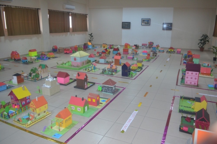 Minikler Hayallerindeki Evlerin Maketini Yaptı