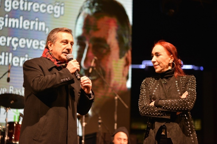 Leman Sam Şarkıları İle Isıttı