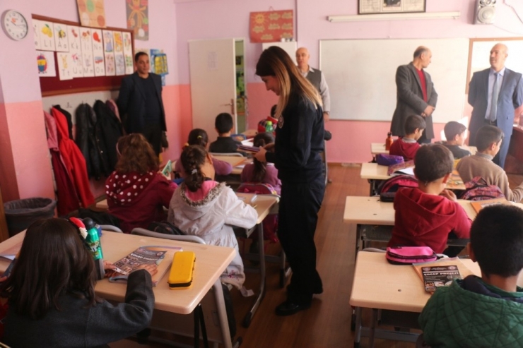 Midyat Emniyet Müdürlüğü İhtiyaç Sahibi 5 Bin Öğrenciye Kitap Dağıttı