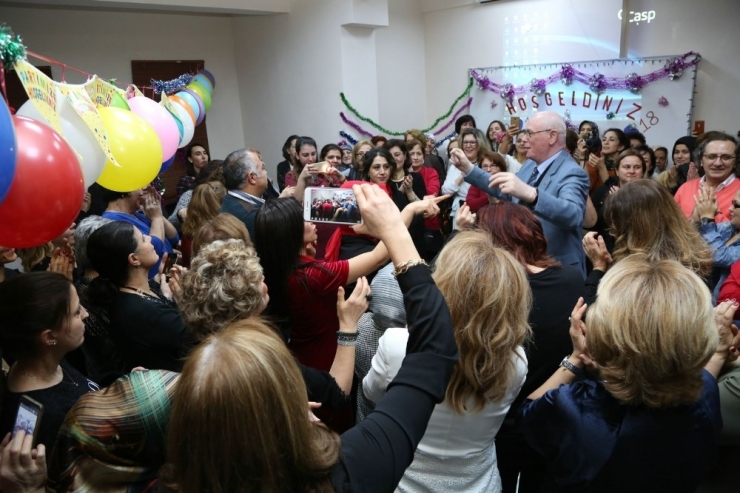 Kırmızıtoprak Halk Merkezi’nde Coşkulu Yılbaşı Kutlaması