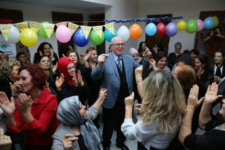 Kırmızıtoprak Halk Merkezi’nde Coşkulu Yılbaşı Kutlaması