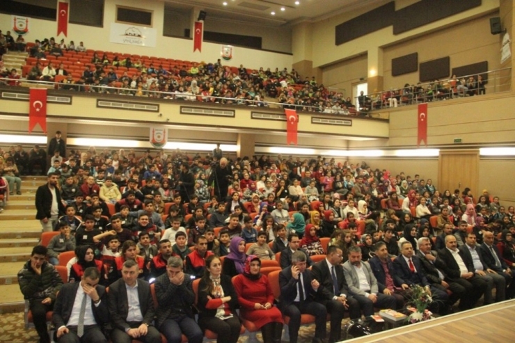 Şanlıurfa’da 8. Sınıf Öğrencilerine Soru Bankası Dağıtıldı