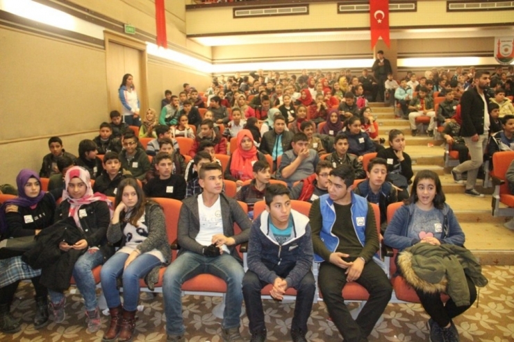 Şanlıurfa’da 8. Sınıf Öğrencilerine Soru Bankası Dağıtıldı