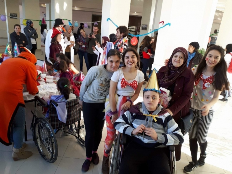 Onkoloji Merkezi’nde Tedavi Gören Çocuklara Yeni Yıl Etkinliği