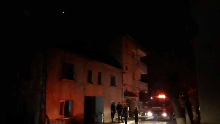 Tutuşan Elektrik Kabloları Bir Mahalleyi Elektriksiz Bıraktı