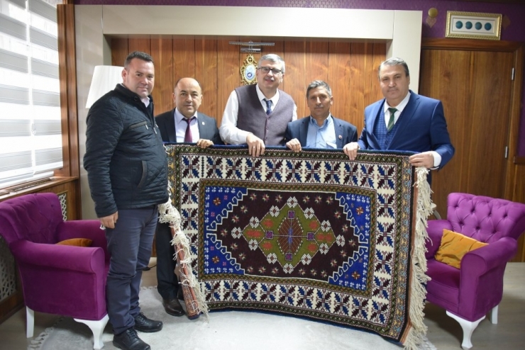 Kadınların Dokuduğu İlk Halıyı Başkan Çerçi Aldı