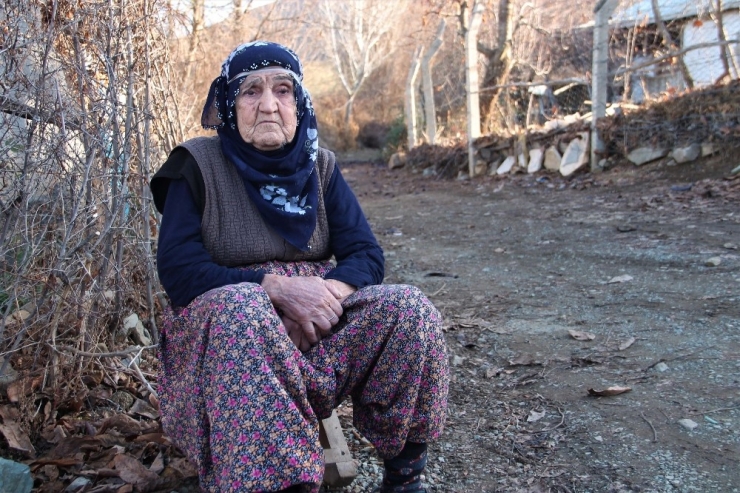 Güllü Nine, 1 Yıldır 67 Yıllık Hayat Arkadaşını Bekliyor