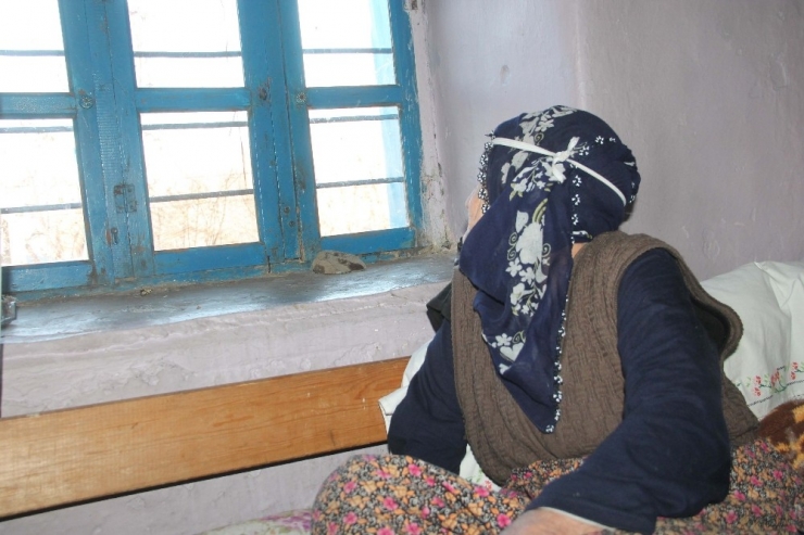 Güllü Nine, 1 Yıldır 67 Yıllık Hayat Arkadaşını Bekliyor