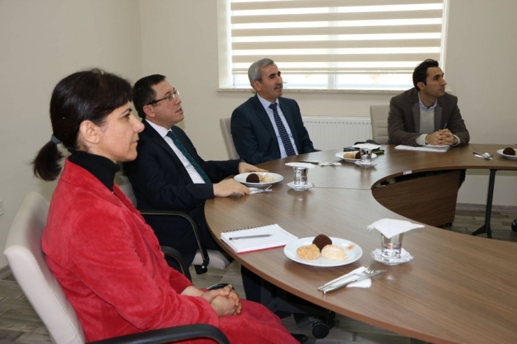 Rektör Kızılay İletişim Fakültesini Gezdi