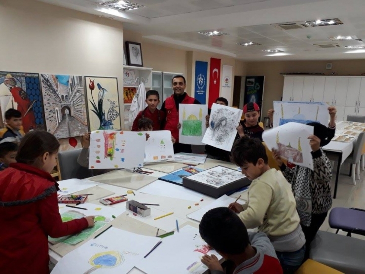 Sokakta Çalıştırılan Çocuklara Yakın İlgi