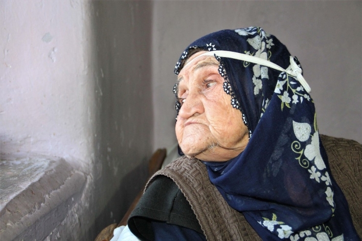 Güllü Nine, 1 Yıldır 67 Yıllık Hayat Arkadaşını Bekliyor