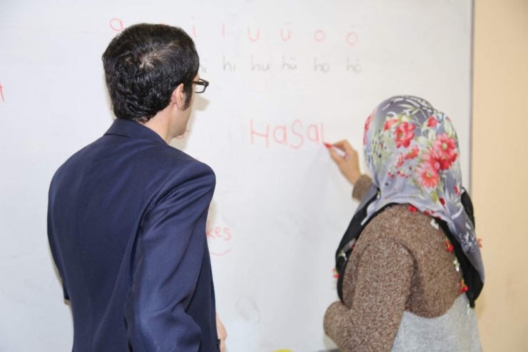 Siirt’te Kadın Kursiyerler Okuma Yazma Öğreniyor