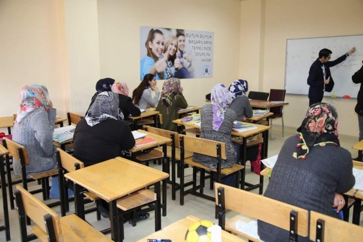 Siirt’te Kadın Kursiyerler Okuma Yazma Öğreniyor
