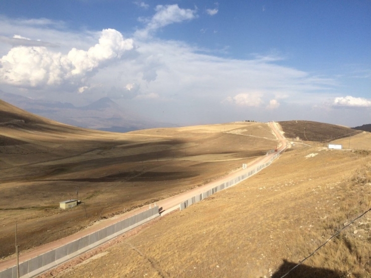 Toki İran Sınırındaki Duvarın Yarısını Tamamladı