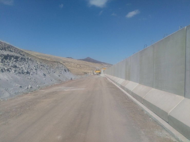 Toki İran Sınırındaki Duvarın Yarısını Tamamladı