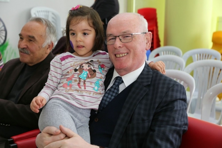 Başkan Kurt Miniklerle Yeni Yıl Kutlamasına Katıldı