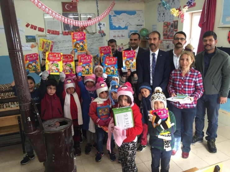 Ülkü Ocaklarından Öğrencilere Giysi Ve Kırtasiye Yardımı