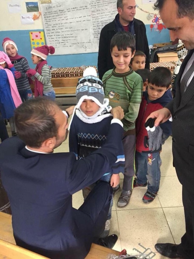 Ülkü Ocaklarından Öğrencilere Giysi Ve Kırtasiye Yardımı