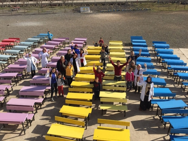 Öğretmenler İle Öğrencileri, Masa Ve Sıraları Boyadı