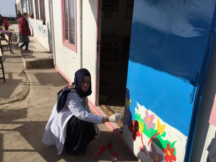 Öğretmenler İle Öğrencileri, Masa Ve Sıraları Boyadı