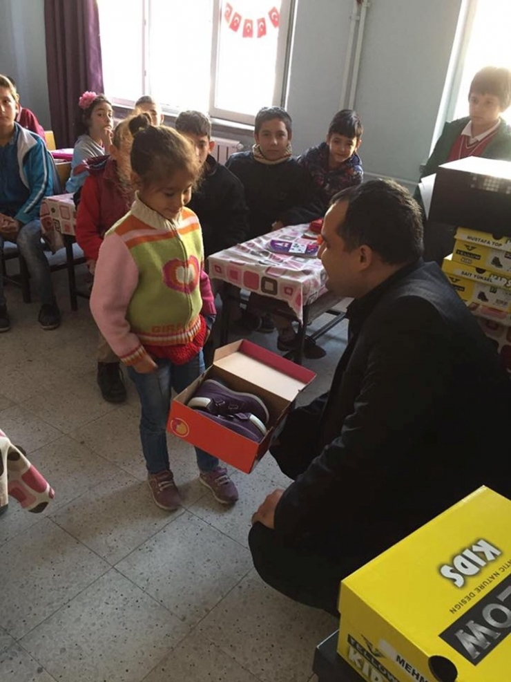 Ülkü Ocaklarından Öğrencilere Giysi Ve Kırtasiye Yardımı