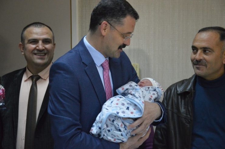 2018’in İlk Bebekleri Altınını Aldı