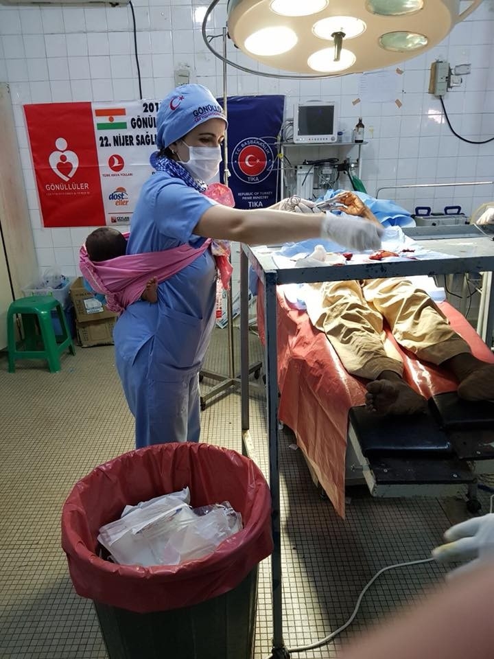 Nijer’li Anne Ameliyatı Sırasında Bebeğini Bırakacak Kimse Bulamayınca, Yardımına Türk Hemşire Mülkiye Okyay Yetişti