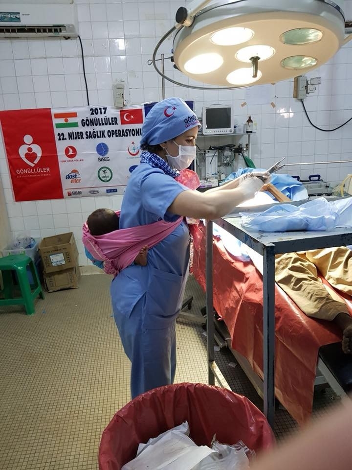 Nijer’li Anne Ameliyatı Sırasında Bebeğini Bırakacak Kimse Bulamayınca, Yardımına Türk Hemşire Mülkiye Okyay Yetişti