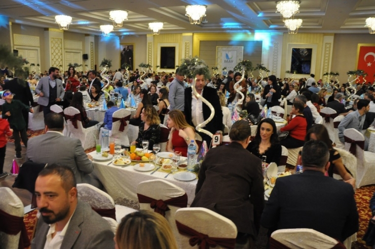 Afyonkarahisar 2018 ‘E Ünlü Sanatçı Ebru Yaşar İle Girdi