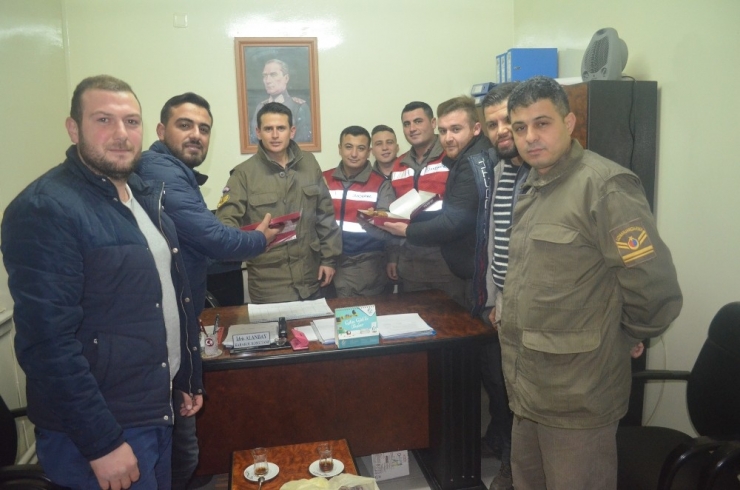 Ak Parti’li Gençlerden Emniyet Güçlerine Yeni Yıl Ziyareti