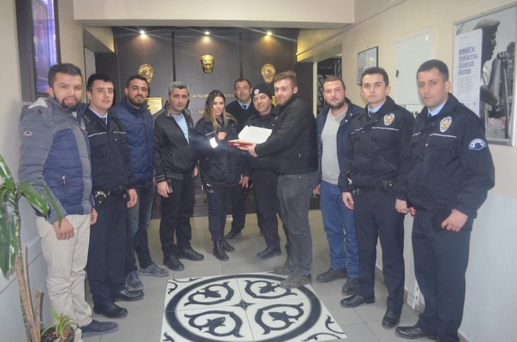 Ak Parti’li Gençlerden Emniyet Güçlerine Yeni Yıl Ziyareti