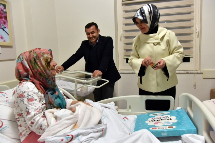 Başkan Yücel’den Yeni Yılın İlk Bebeklerini Hastanede Ziyaret Etti