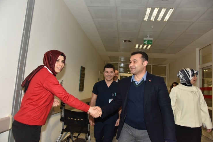 Başkan Yücel’den Yeni Yılın İlk Bebeklerini Hastanede Ziyaret Etti