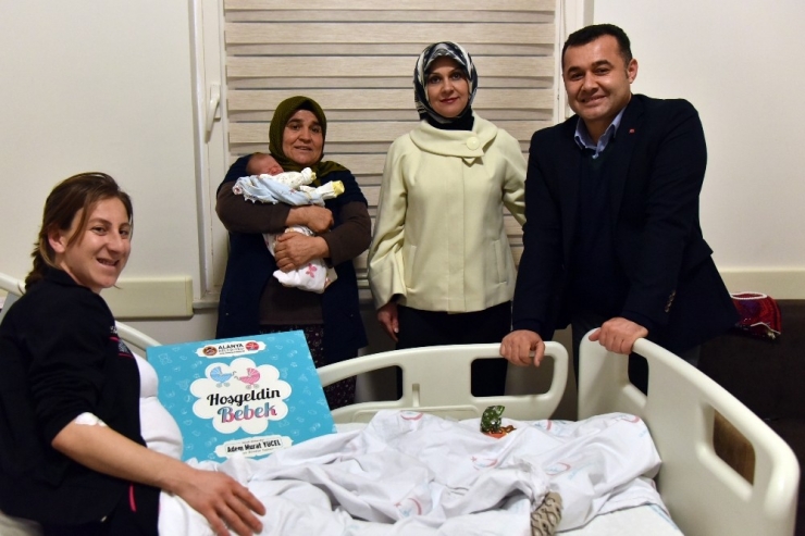 Başkan Yücel’den Yeni Yılın İlk Bebeklerini Hastanede Ziyaret Etti