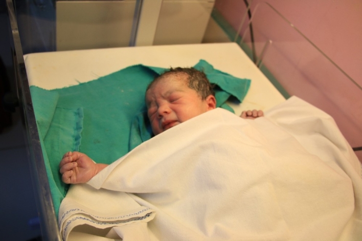 Mardin’de Yılın İlk Bebeği Burak Bebek Oldu