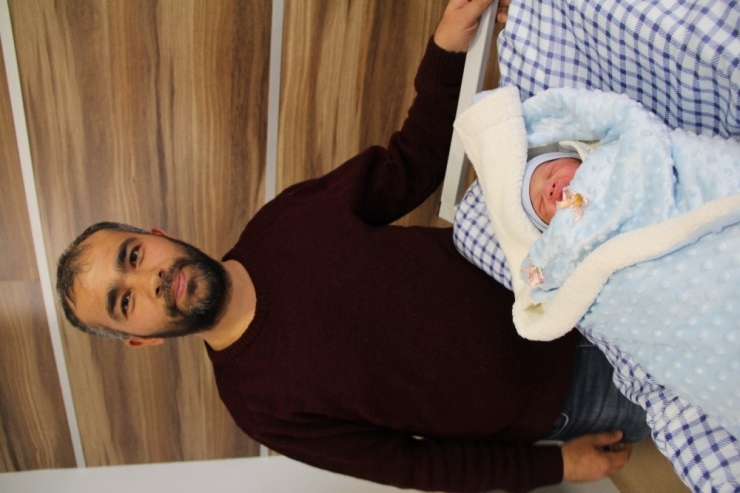 Çorum’da Yılın İlk Bebeğine Çeyrek Altın