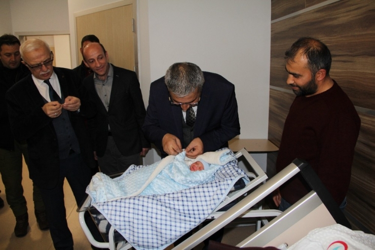 Çorum’da Yılın İlk Bebeğine Çeyrek Altın