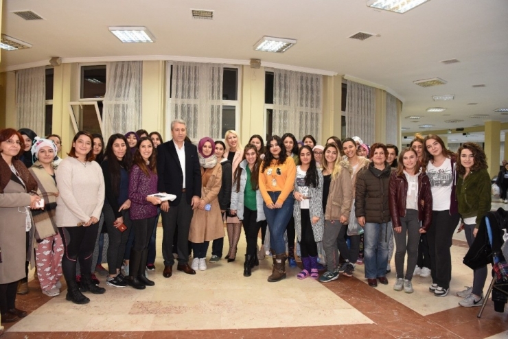 Rektör Budak Yılbaşına Öğrencilerle Girdi