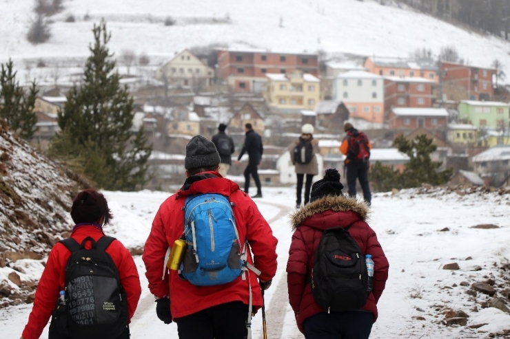Doğa Yürüyüşleriyle Huzur Buluyorlar