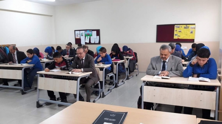 Kaymakam Öner, Haftanın İki Günü Okuma Saatlerine Katılıyor