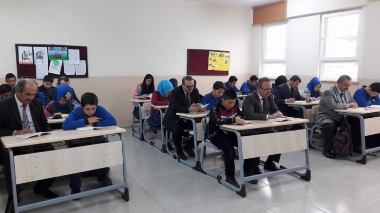 Kaymakam Öner, Haftanın İki Günü Okuma Saatlerine Katılıyor