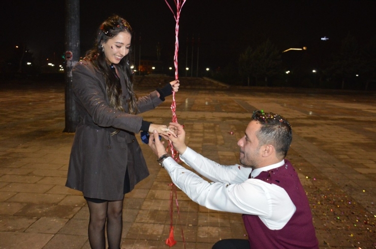 Yeni Yıla Evlilik Teklifi İle Girdiler
