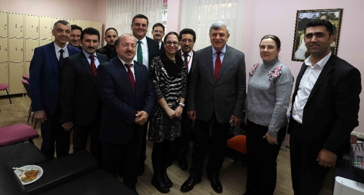 Başkan Karaosmanoğlu Okul Ziyaretlerine Devam Ediyor