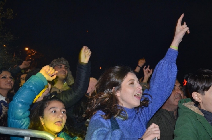 Kuşadalılar Yeni Yıla Manga Konseri İle Girdi