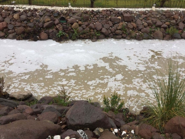 Manisa’da Park İçindeki Derede Oluşan Köpükler Tedirgin Etti